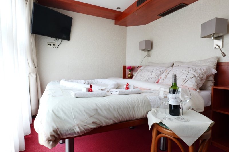 Double cabin upper deck