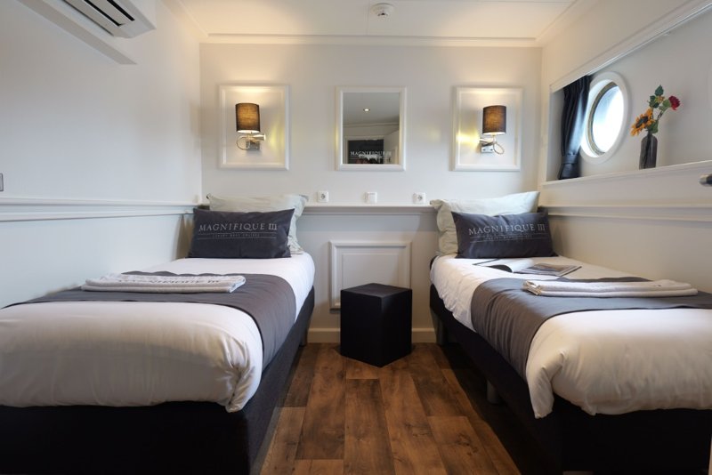 Twin cabin lower deck