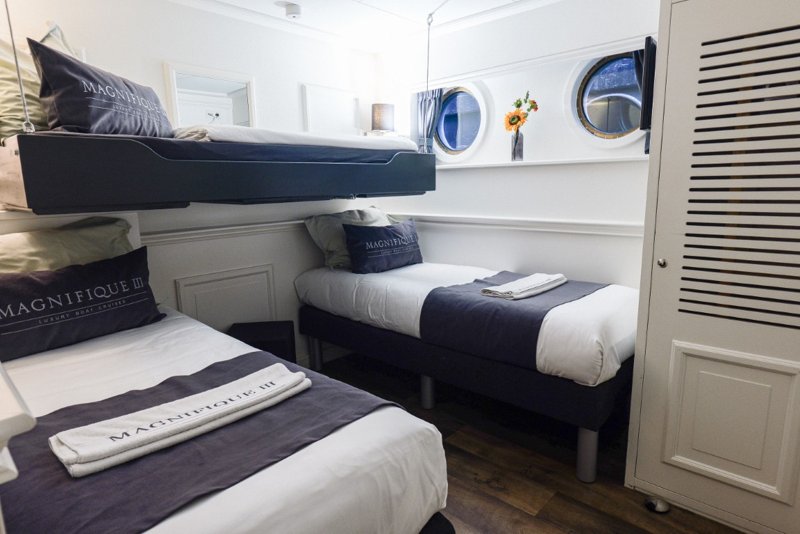 Triple cabin