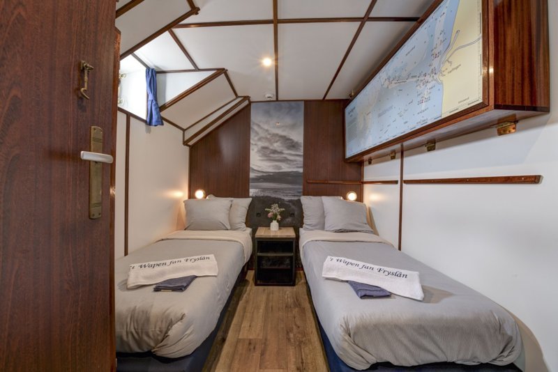 Twin cabin lower deck