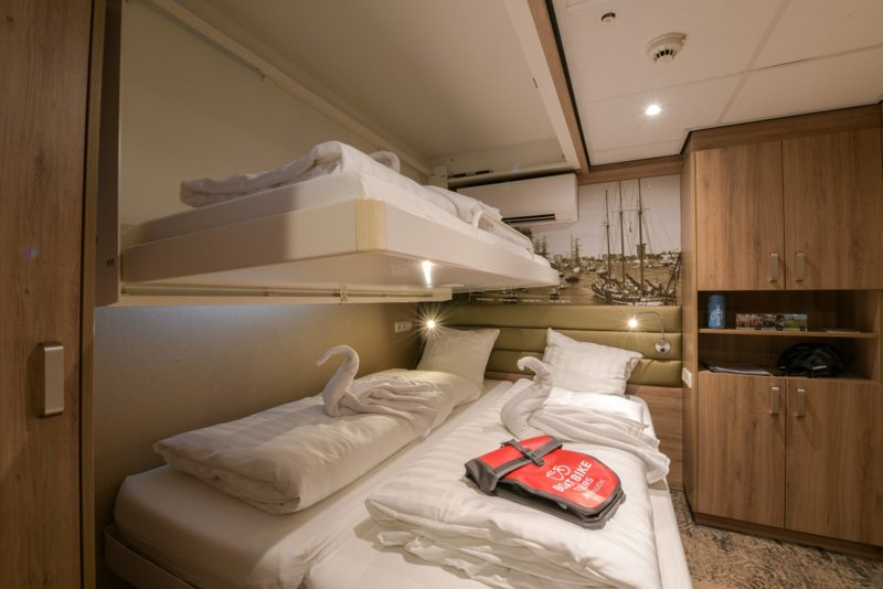 Triple cabin