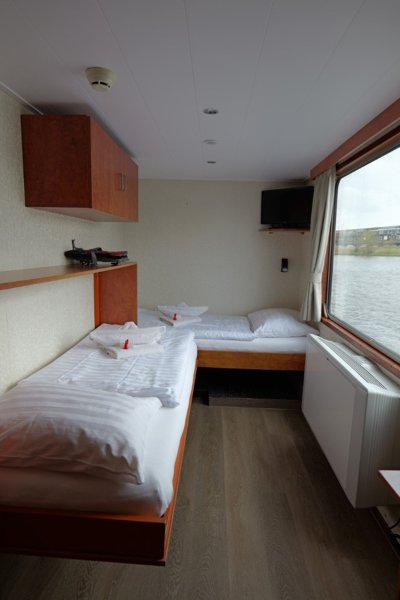 Twin cabin upper deck