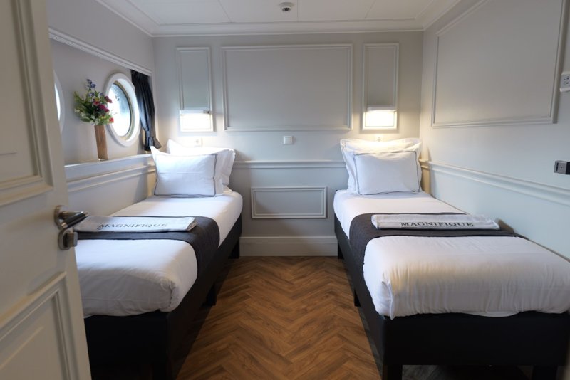 Twin cabin lower deck