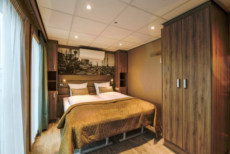 Double cabin