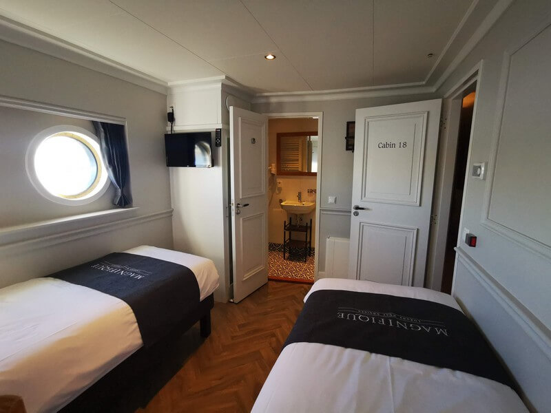 Twin cabin with bathroom