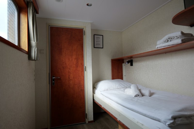 Single cabin lower deck
