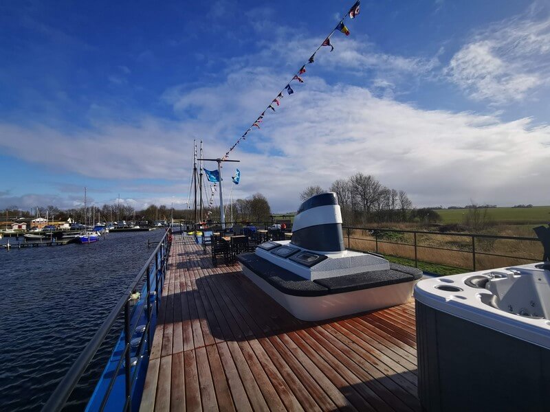 Sundeck with Jacuzzi