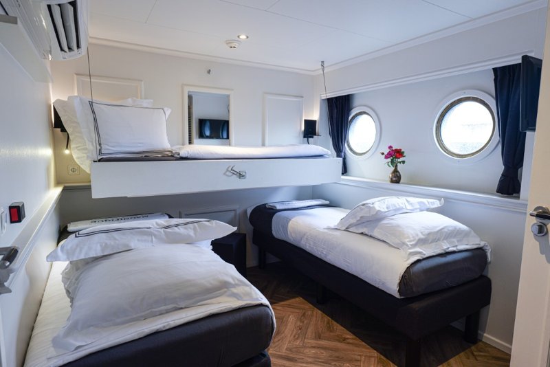 Triple cabin