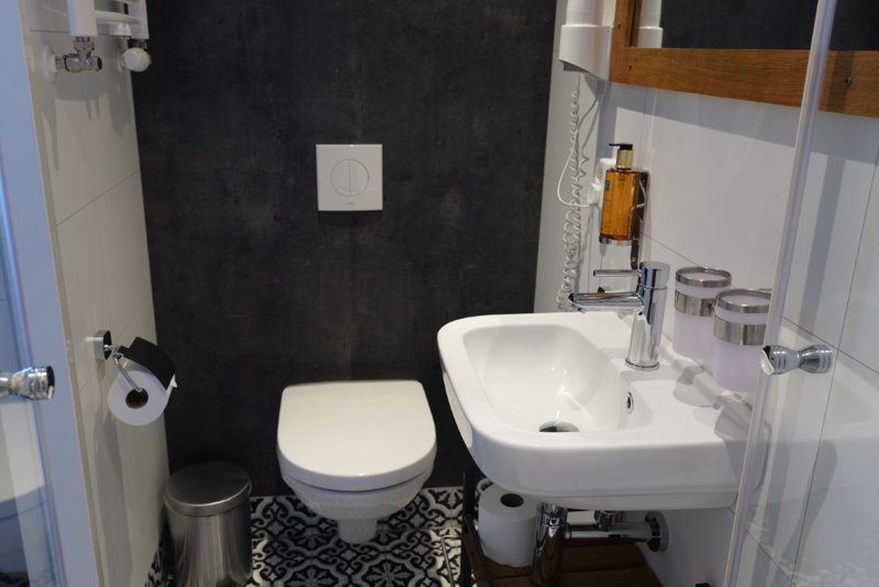 Upper deck suite bathroom
