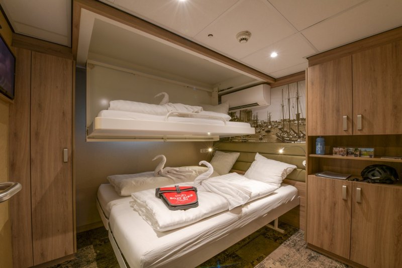 Triple cabin
