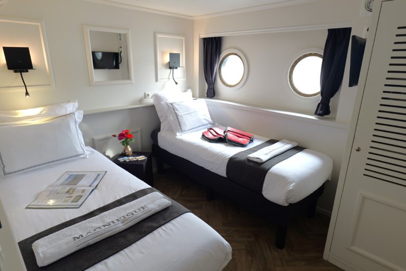 Twin cabin lower deck
