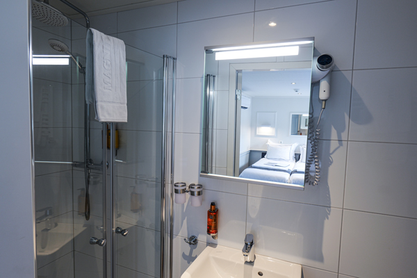 Suite bathroom